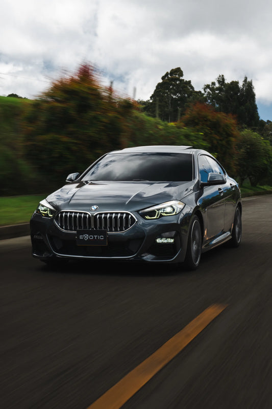 Alquiler de vehículos en Medellín - BMW 218i Paquete M, vista tres cuartos frontal (3)