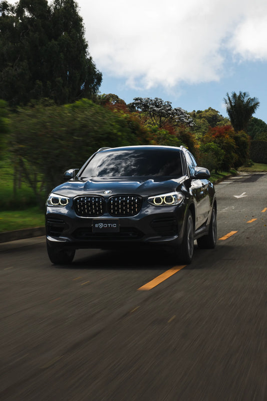 Alquiler de vehículos en Medellín - BMW X4, vista tres cuartos frontal (3)