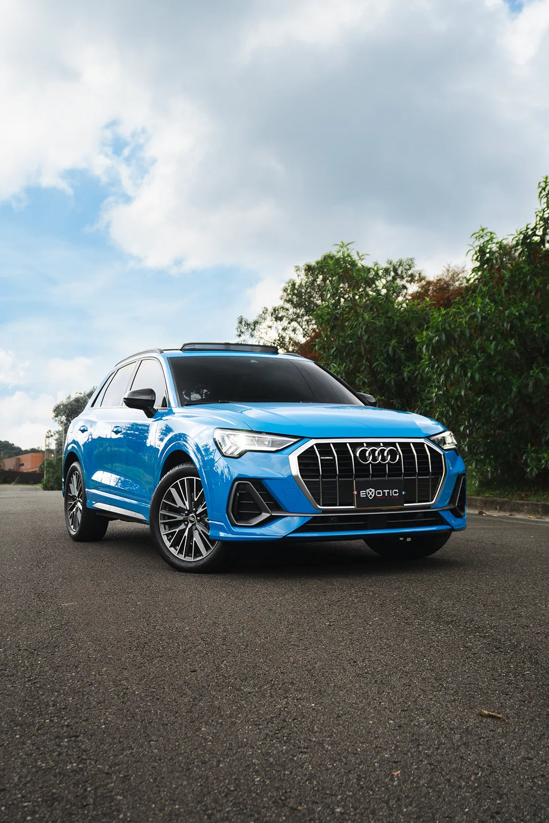 Alquiler de vehículos en Medellín - Audi Q3 Azul, vista frontal lateral (2)