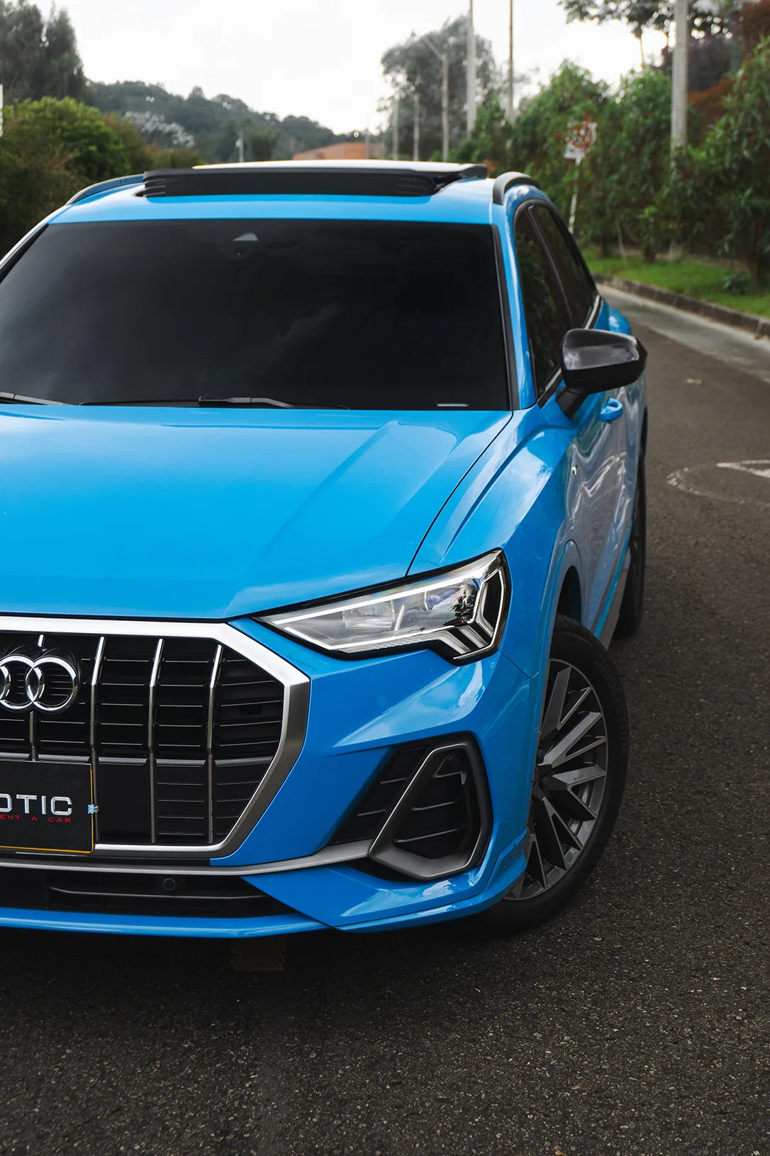 Alquiler de vehículos en Medellín - Audi Q3 Azul, vista frontal lateral