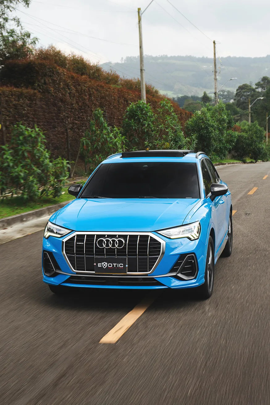 Alquiler de vehículos en Medellín - Audi Q3 Azul, vista frontal tres cuartos