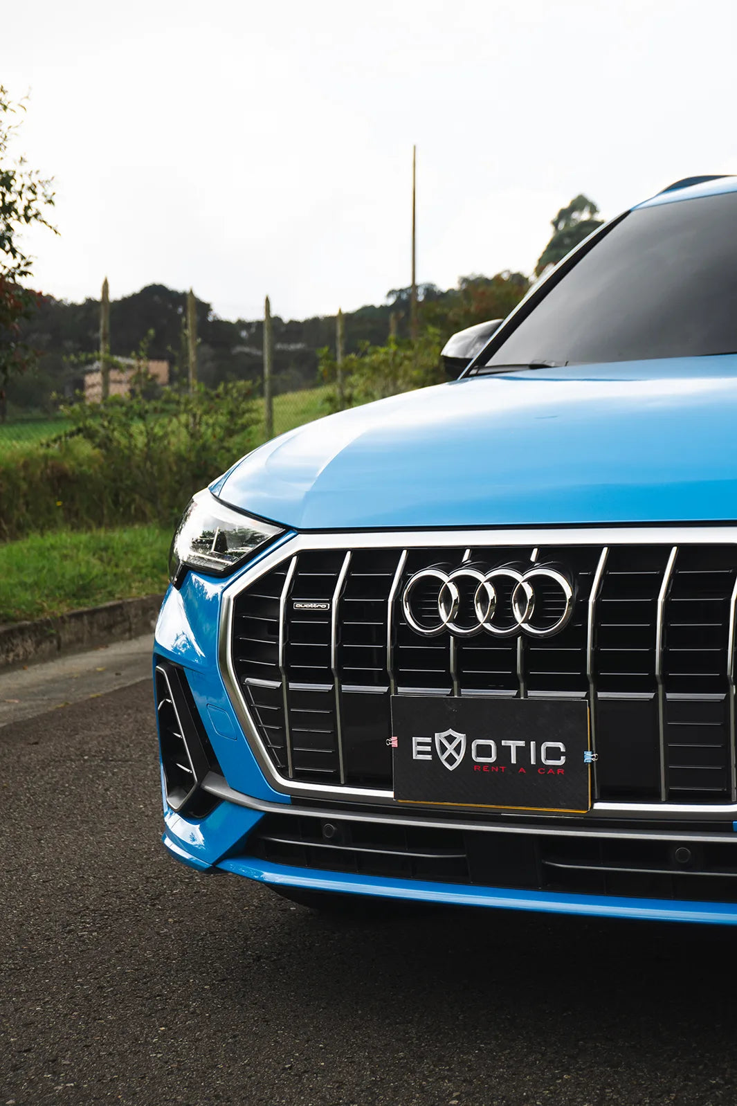 Alquiler de vehículos en Medellín - Audi Q3 Azul, parrilla frontal