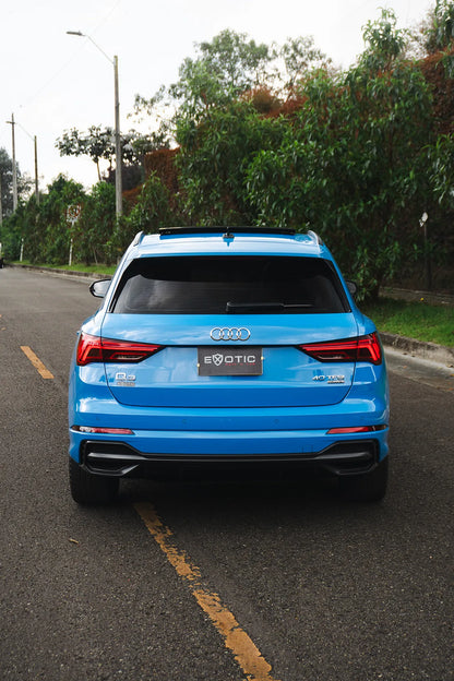 Alquiler de vehículos en Medellín - Audi Q3 Azul, vista trasera lateral (2)
