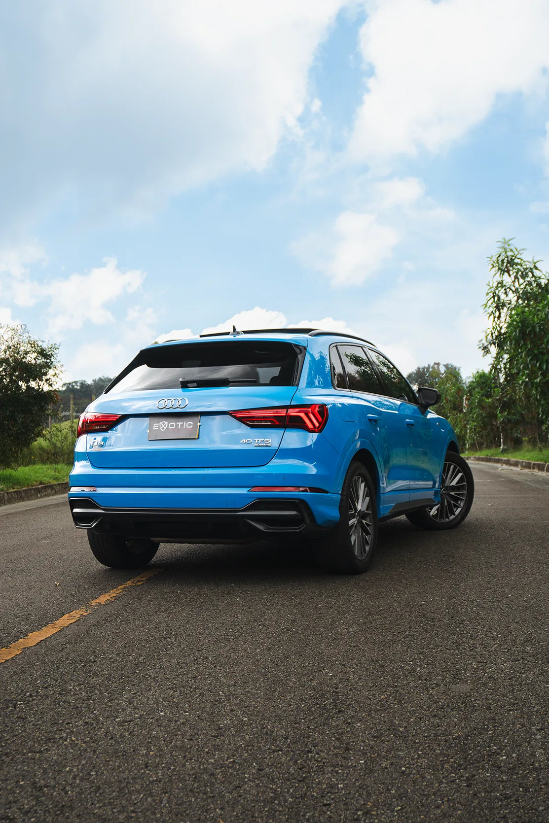 Alquiler de vehículos en Medellín - Audi Q3 Azul, vista trasera lateral