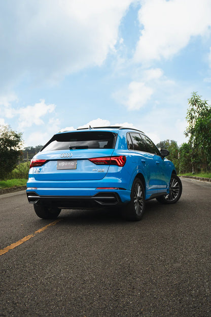 Alquiler de vehículos en Medellín - Audi Q3 Azul, vista trasera lateral