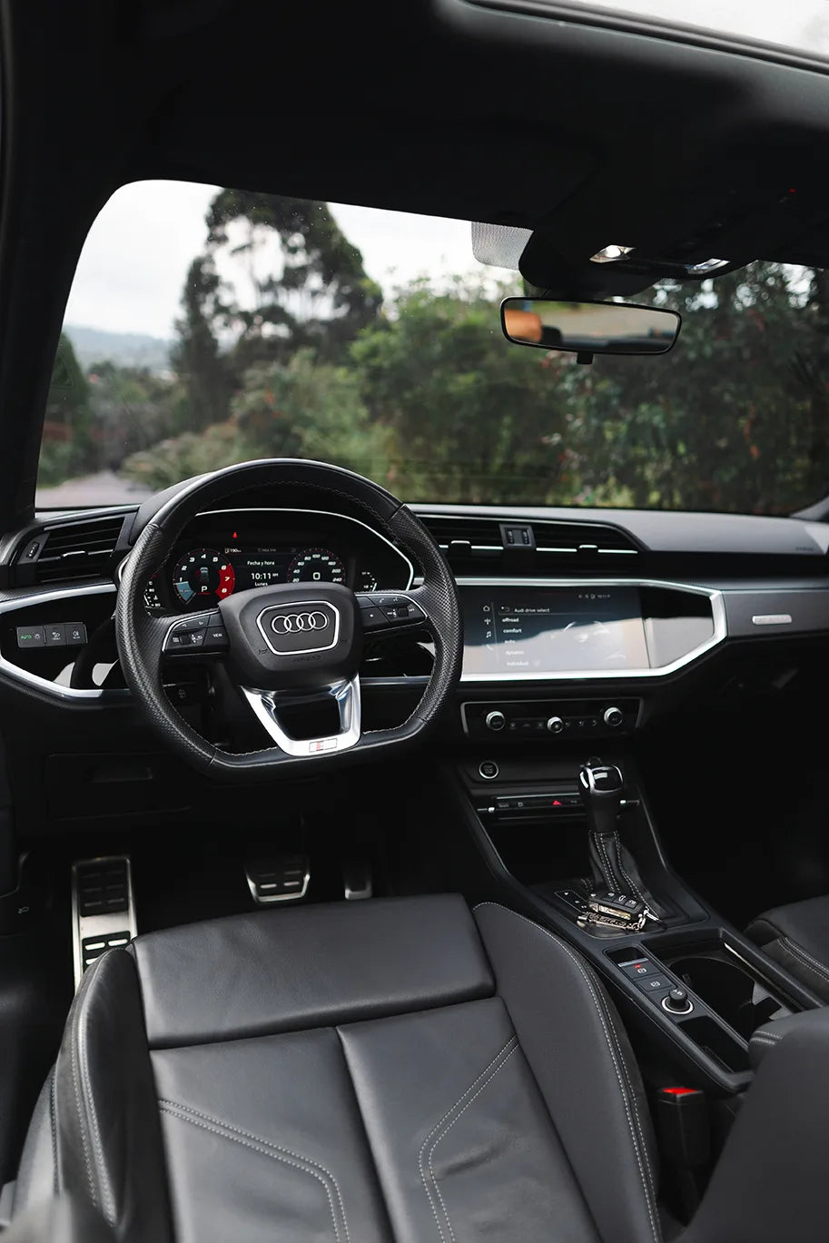 Alquiler de vehículos en Medellín - Audi Q3 Azul, volante