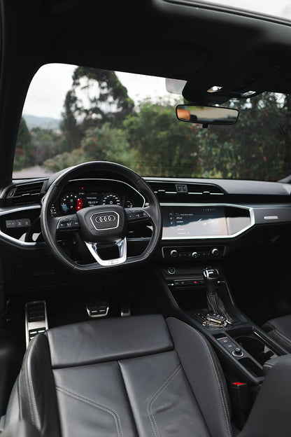 Alquiler de vehículos en Medellín - Audi Q3 Azul, volante