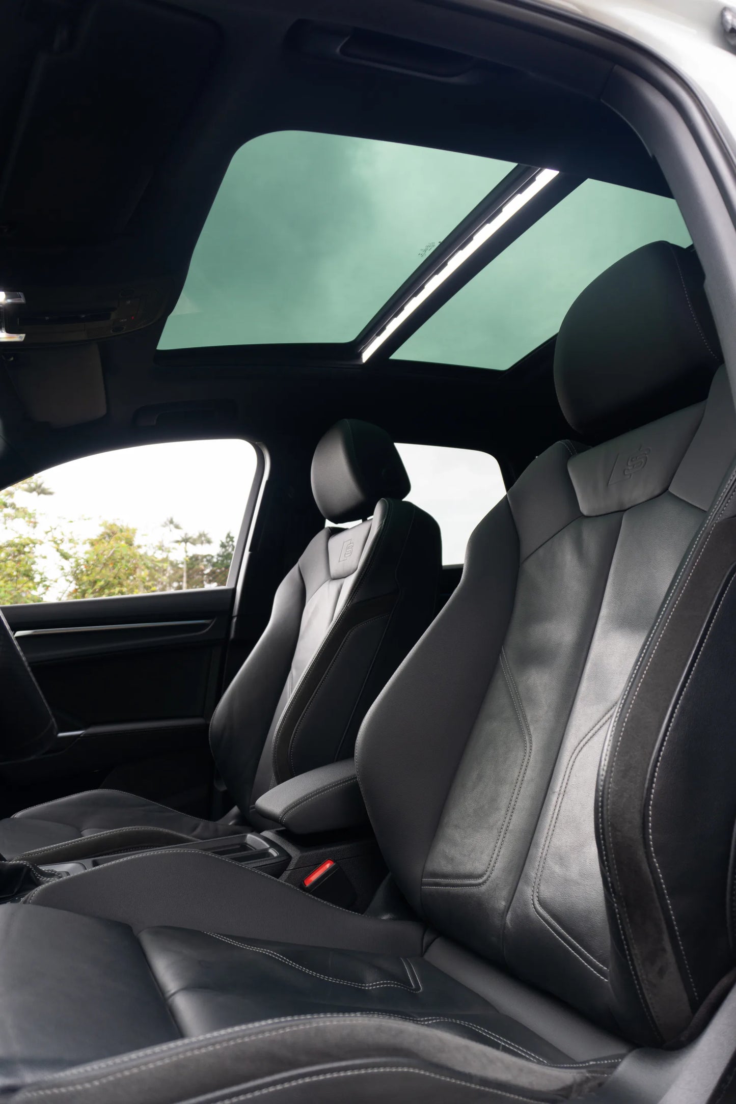 Alquiler de vehículos en Medellín - Audi Q3 Blanca, interior y asientos
