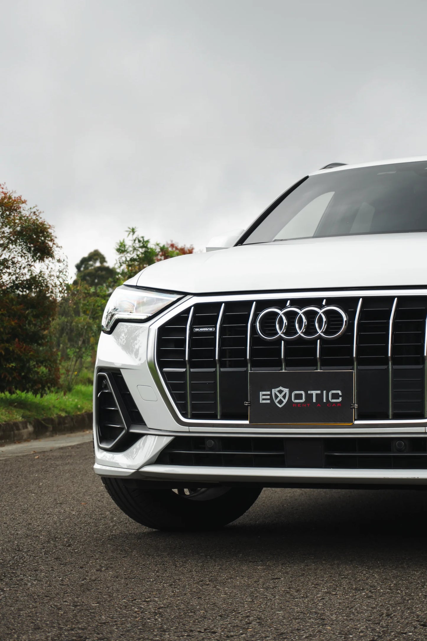 Alquiler de vehículos en Medellín - Audi Q3 Blanca, parrilla frontal
