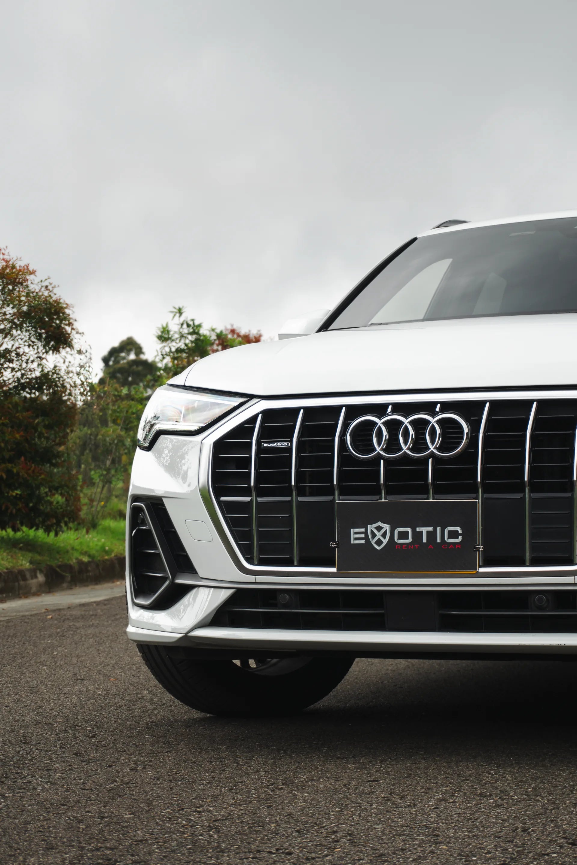 Alquiler de vehículos en Medellín - Audi Q3 Blanca, parrilla frontal