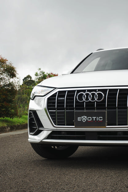 Alquiler de vehículos en Medellín - Audi Q3 Blanca, parrilla frontal