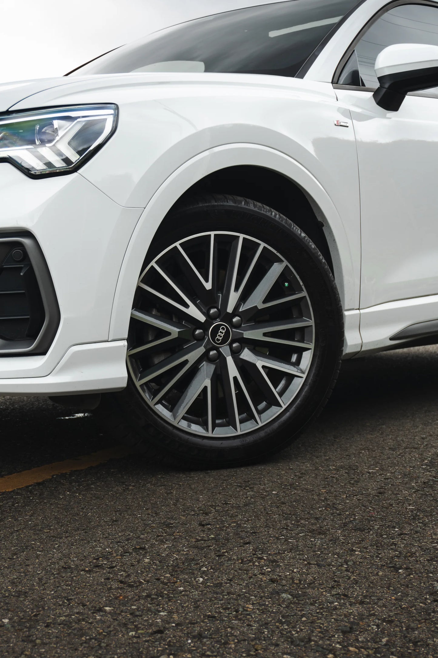 Alquiler de vehículos en Medellín - Audi Q3 Blanca, rin