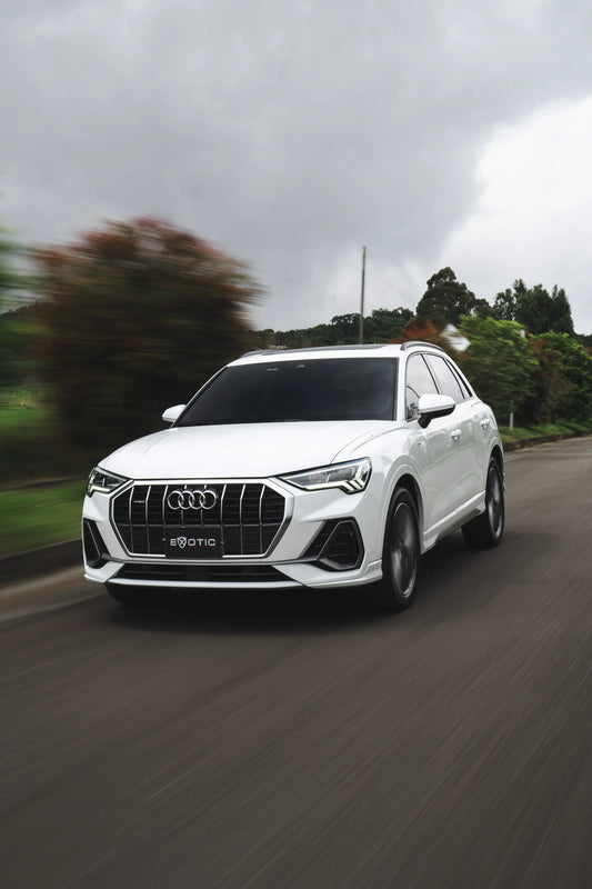 Alquiler de vehículos en Medellín - Audi Q3 Blanca, vista tres cuartos frontal (2)