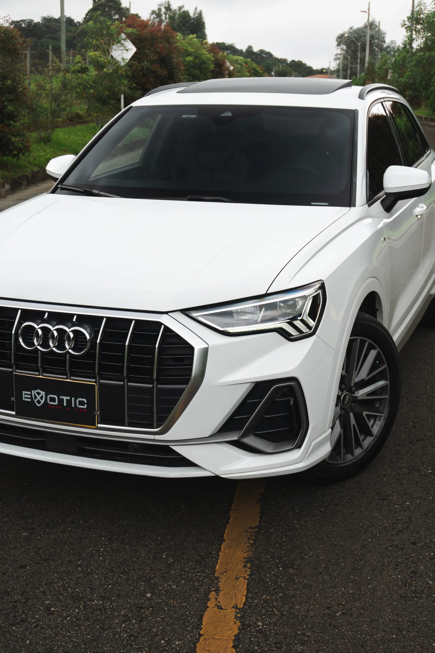 Alquiler de vehículos en Medellín - Audi Q3 Blanca, vista tres cuartos frontal