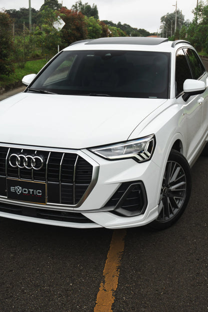 Alquiler de vehículos en Medellín - Audi Q3 Blanca, vista tres cuartos frontal
