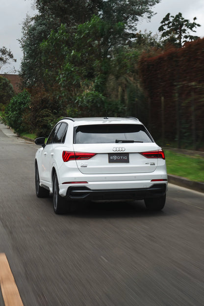 Alquiler de vehículos en Medellín - Audi Q3 Blanca, vista tres cuartos trasero
