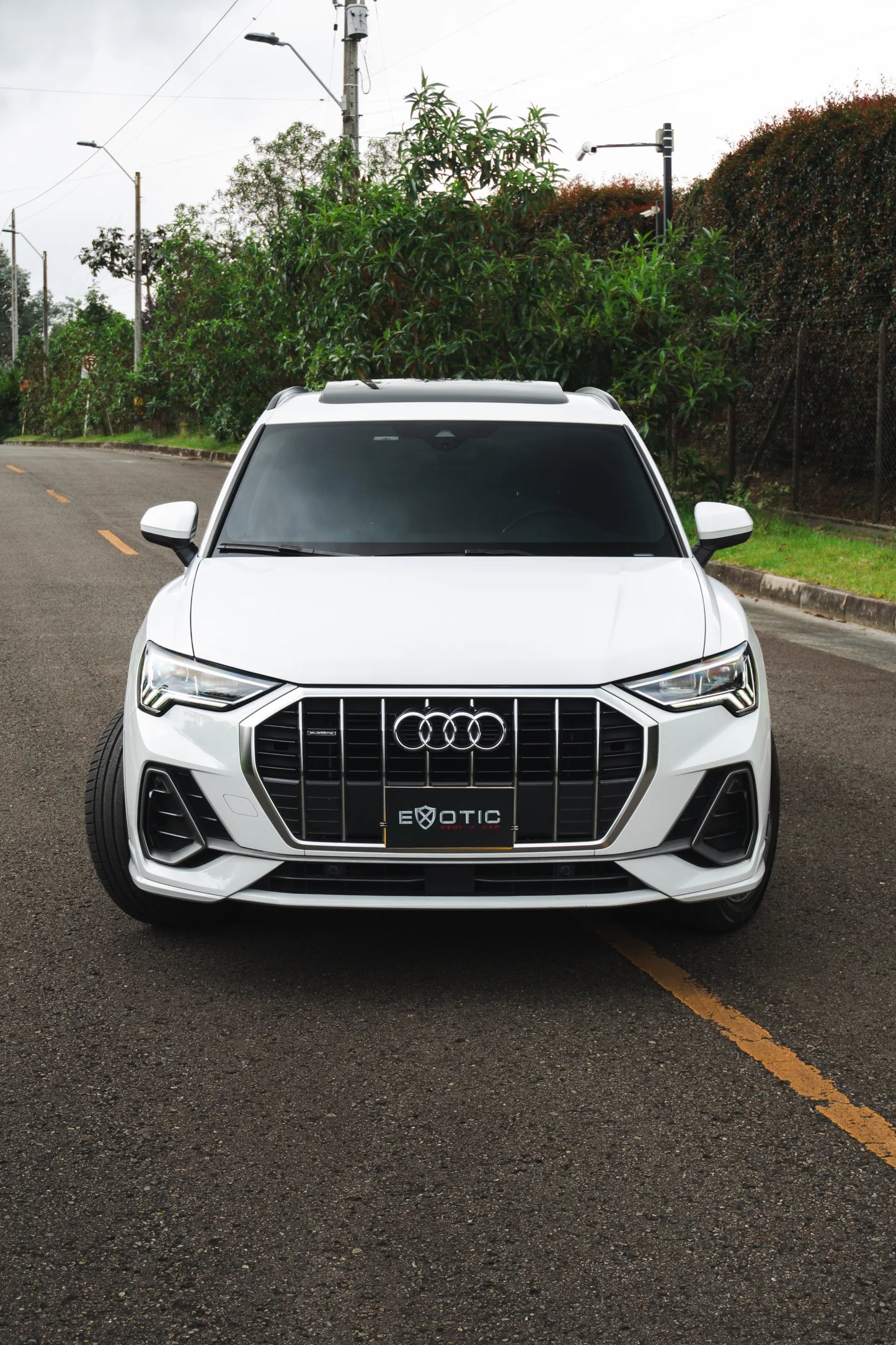 Alquiler de vehículos en Medellín - Audi Q3 Blanca, vista frontal (2)