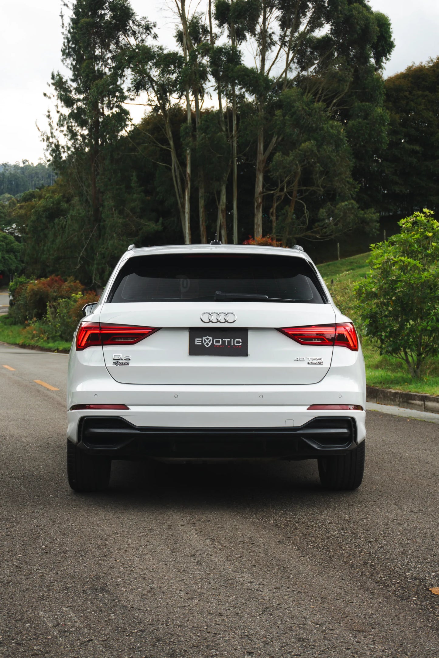 Alquiler de vehículos en Medellín - Audi Q3 Blanca, vista trasera