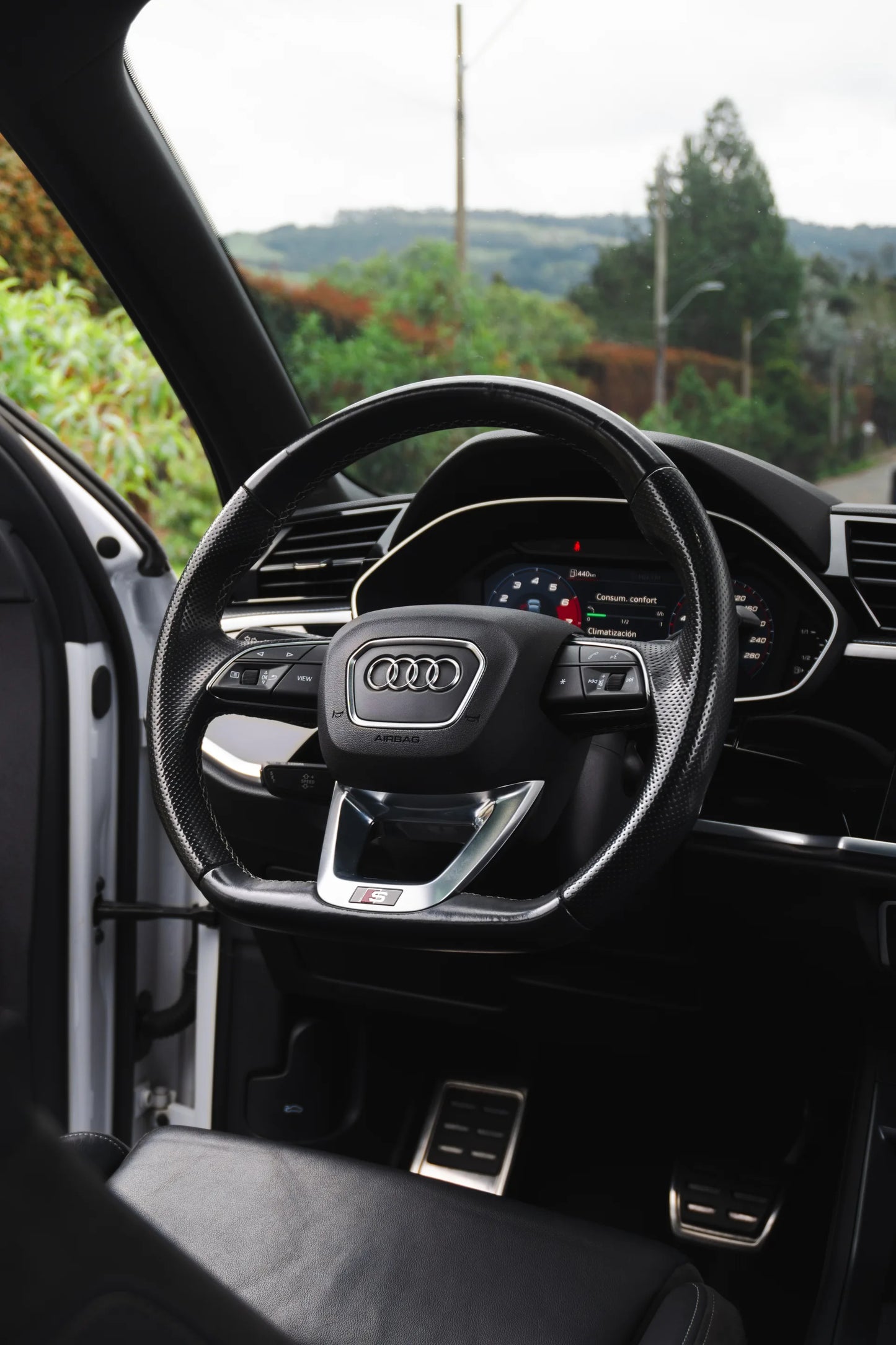 Alquiler de vehículos en Medellín - Audi Q3 Blanca, volante
