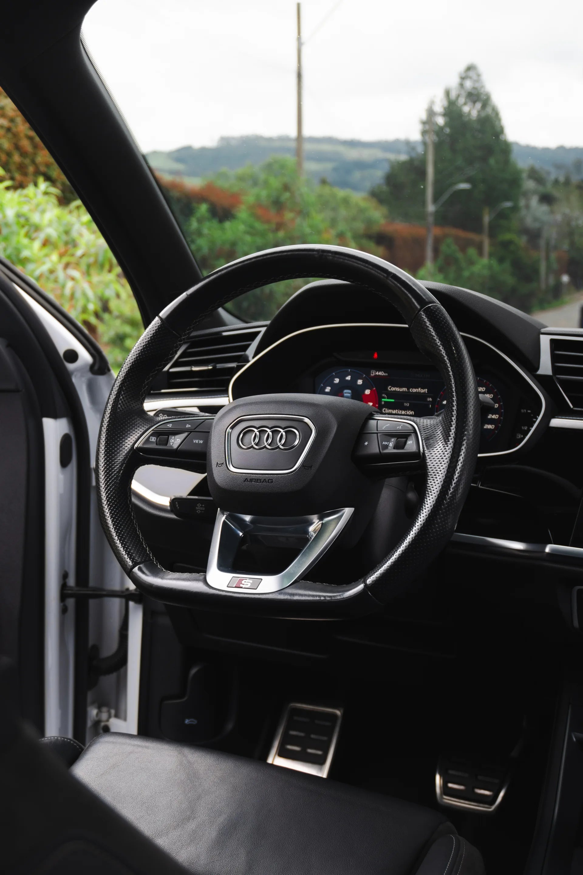 Alquiler de vehículos en Medellín - Audi Q3 Blanca, volante