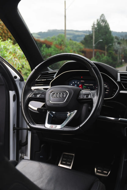Alquiler de vehículos en Medellín - Audi Q3 Blanca, volante