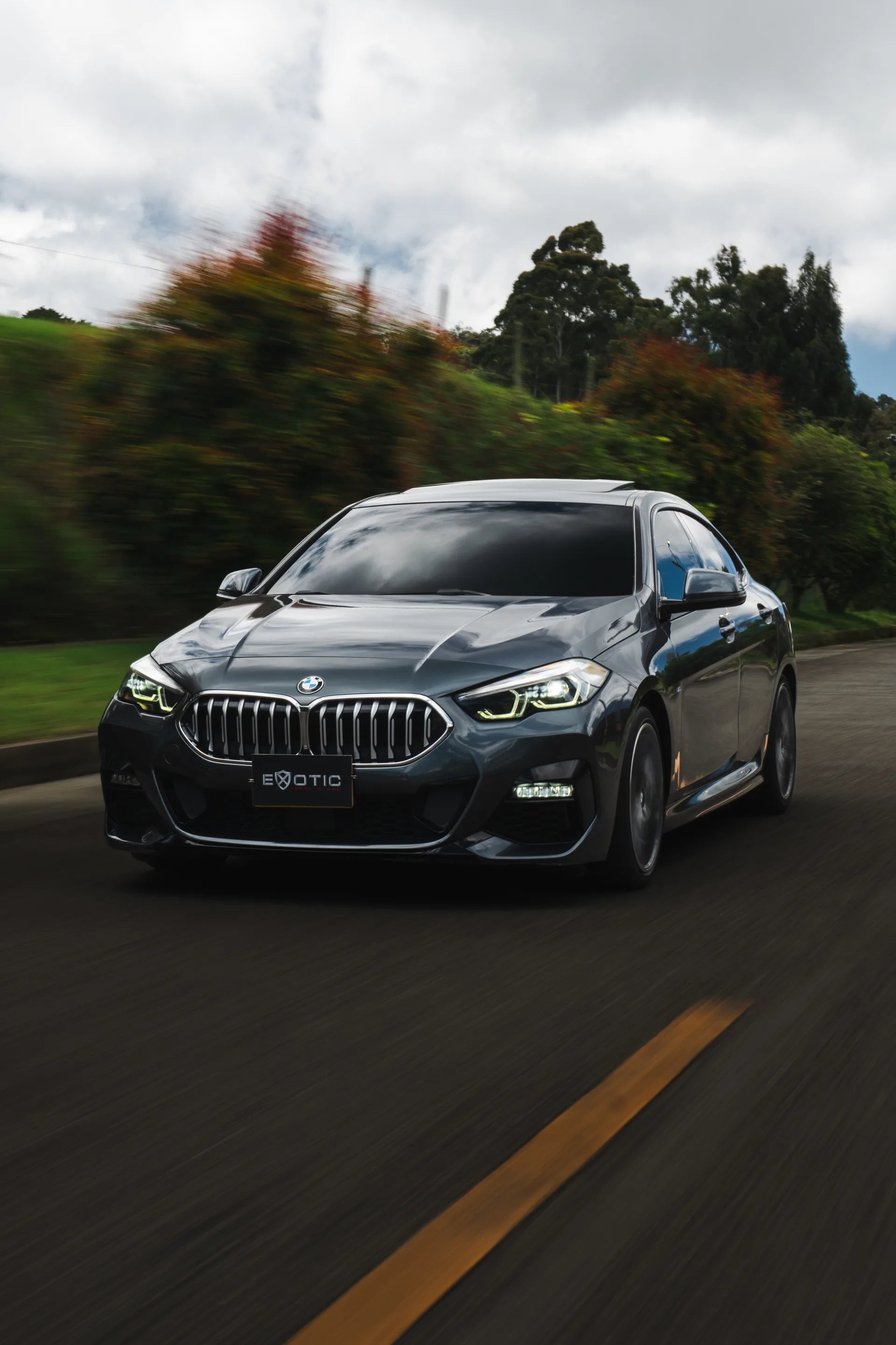 Alquiler de vehículos en Medellín - BMW 218i Paquete M, vista tres cuartos frontal (3)