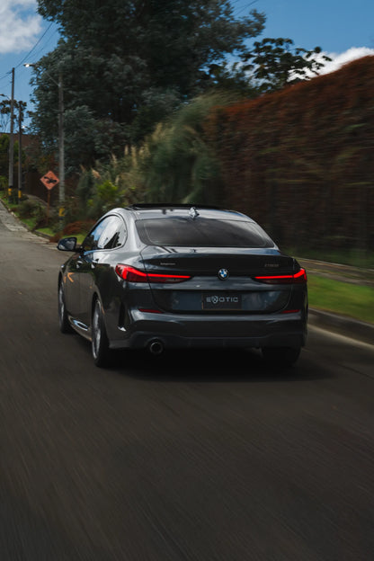 Alquiler de vehículos en Medellín - BMW 218i Paquete M, vista tres cuartos trasero (2)