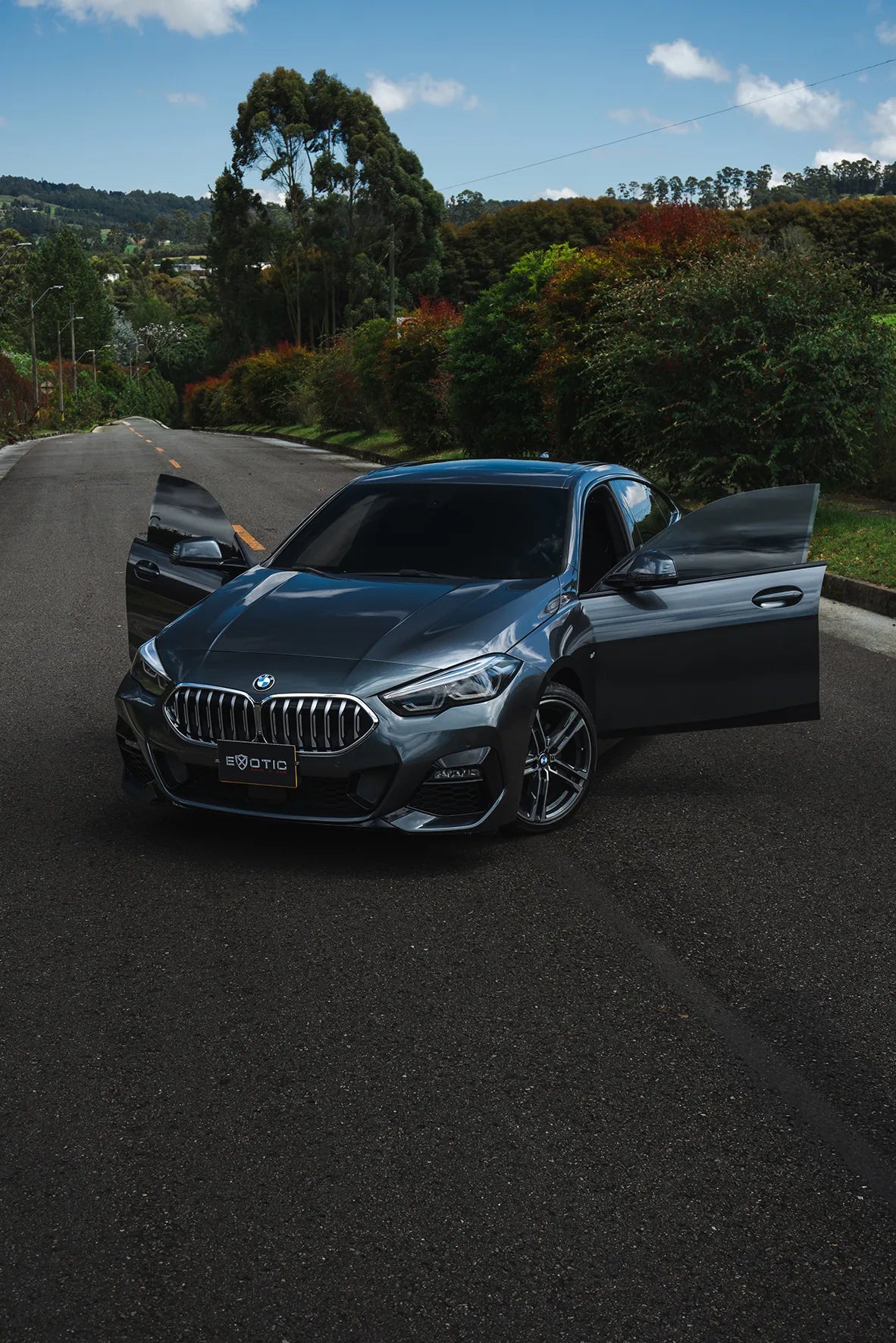 Alquiler de vehículos en Medellín - BMW 218i Paquete M, vista frontal lateral