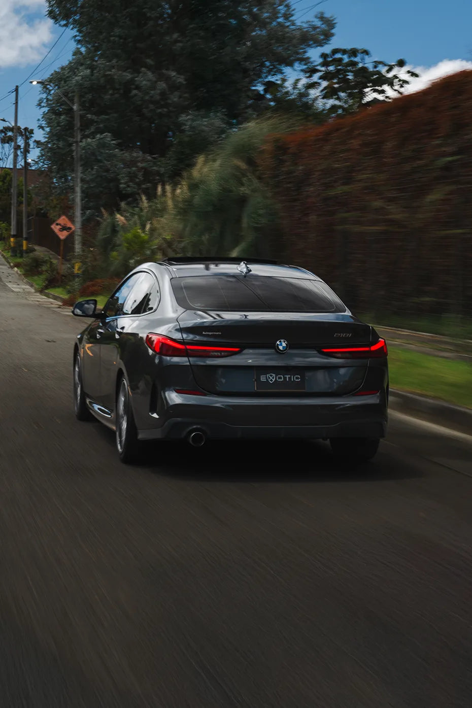 Alquiler de vehículos en Medellín - BMW 218i Paquete M, de frente en movimiento