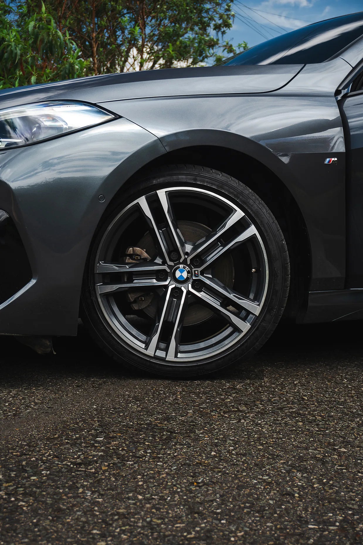 Alquiler de vehículos en Medellín - BMW 218i Paquete M, vista lateral y llantas