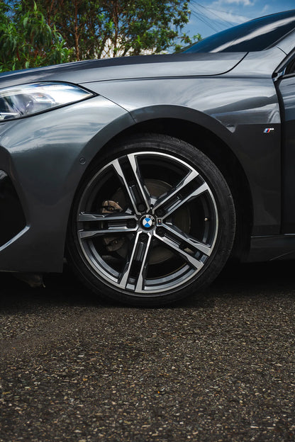 Alquiler de vehículos en Medellín - BMW 218i Paquete M, vista lateral y llantas