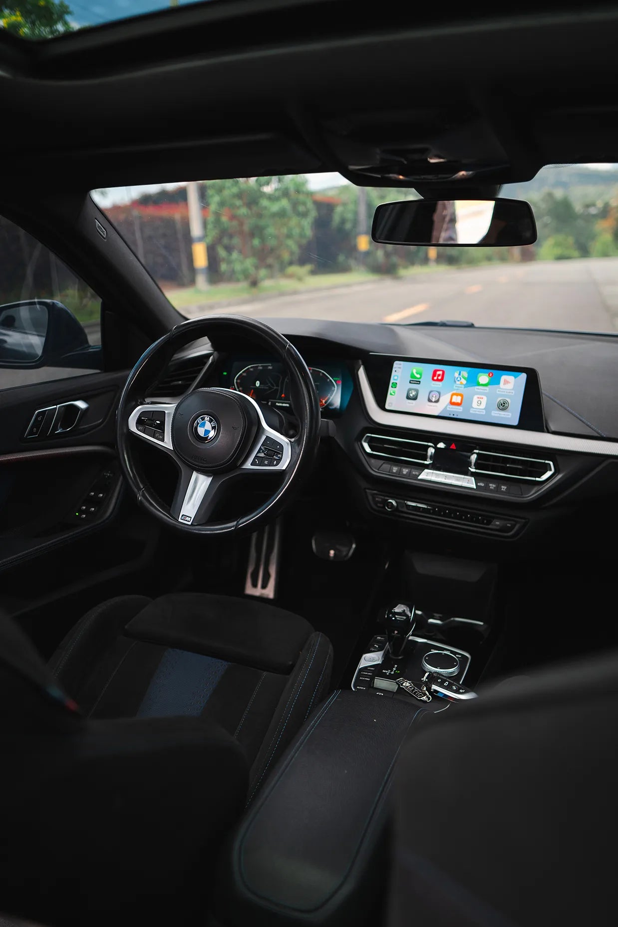Alquiler de vehículos en Medellín - BMW 218i Paquete M, tablero y volante