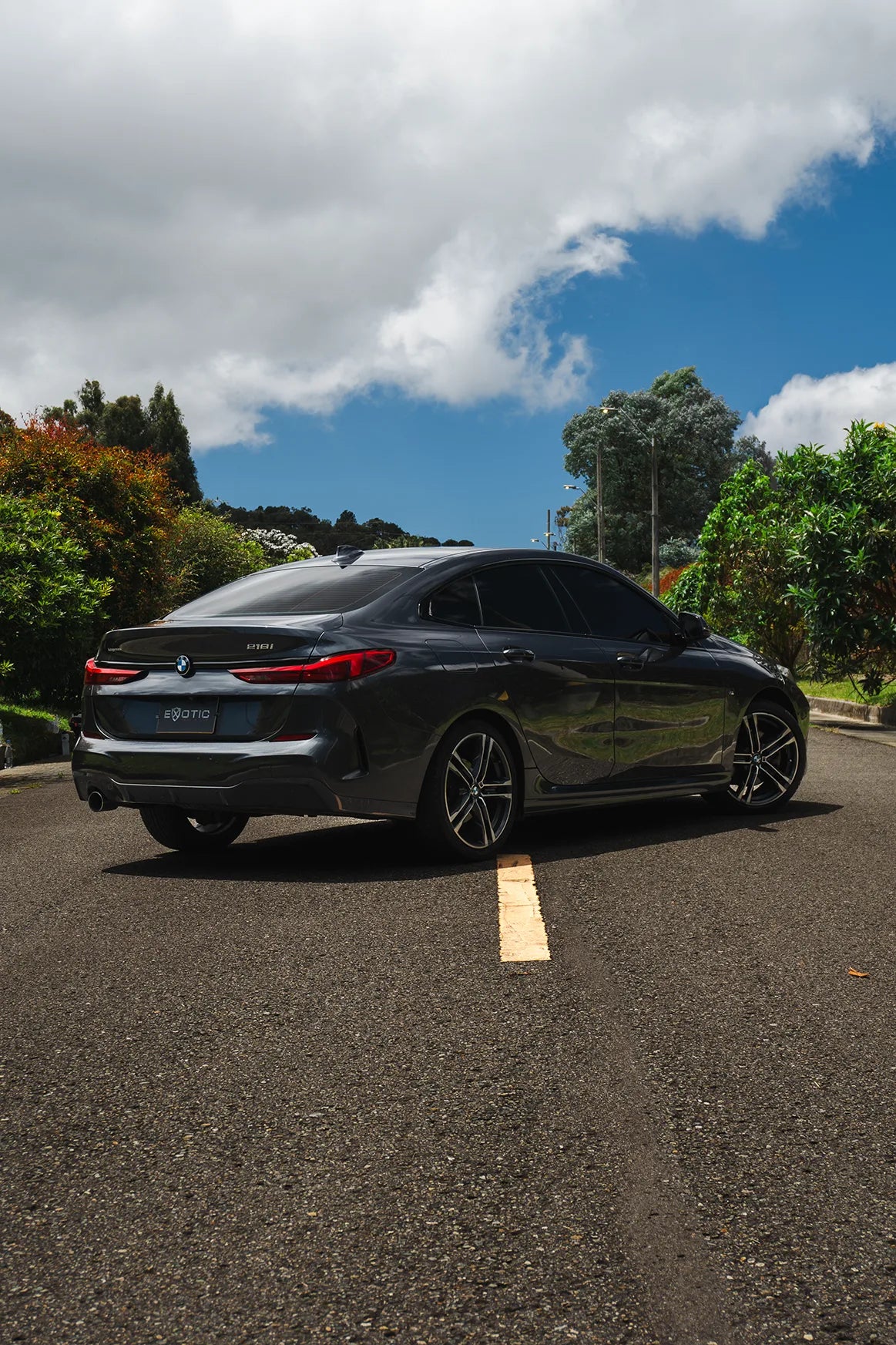 Alquiler de vehículos en Medellín - BMW 218i Paquete M, vista trasera lateral (2)