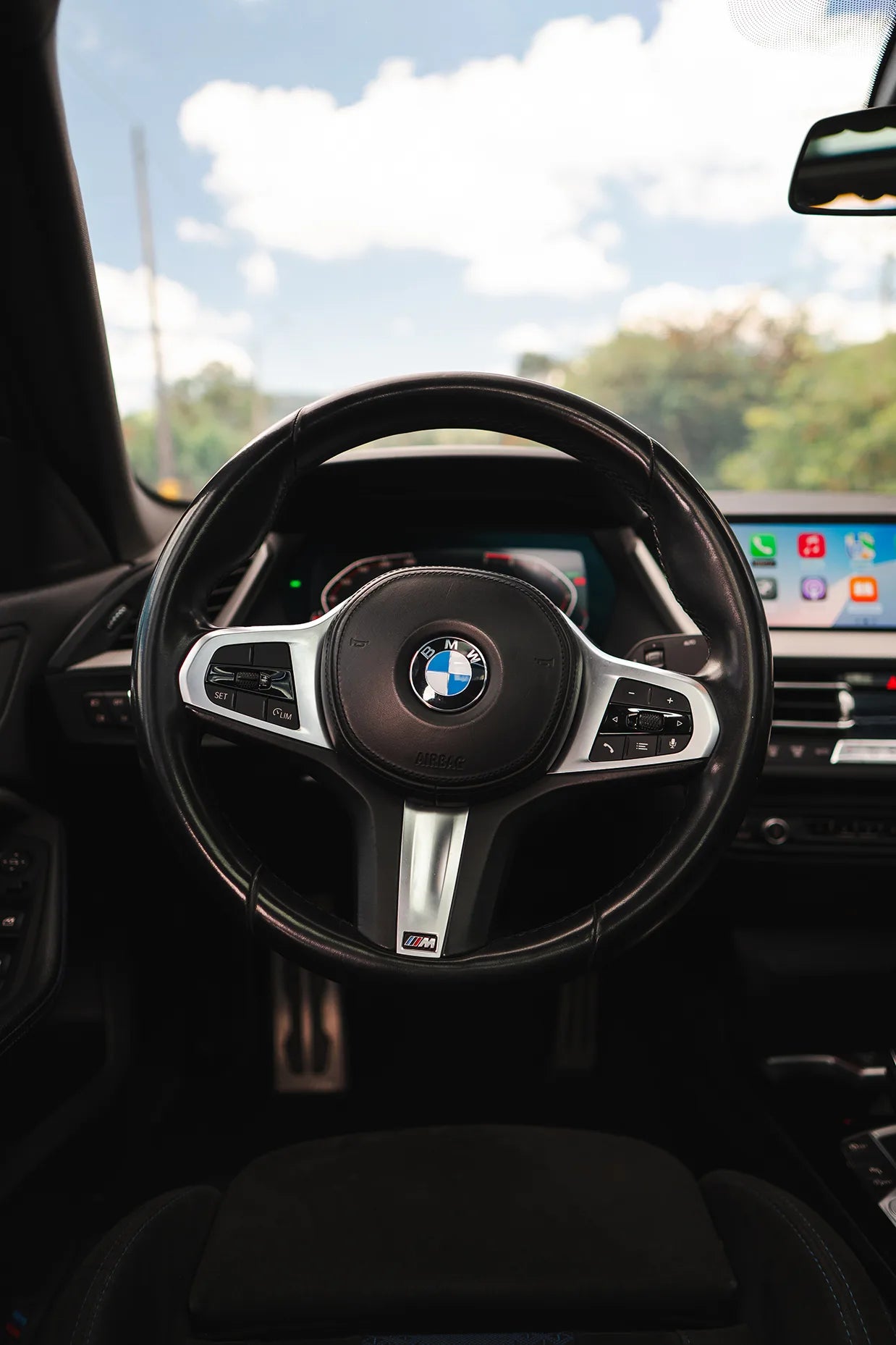 Alquiler de vehículos en Medellín - BMW 218i Paquete M, volante