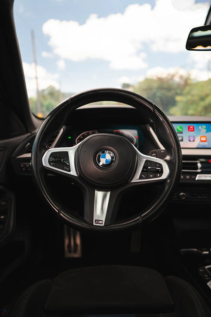 Alquiler de vehículos en Medellín - BMW 218i Paquete M, volante