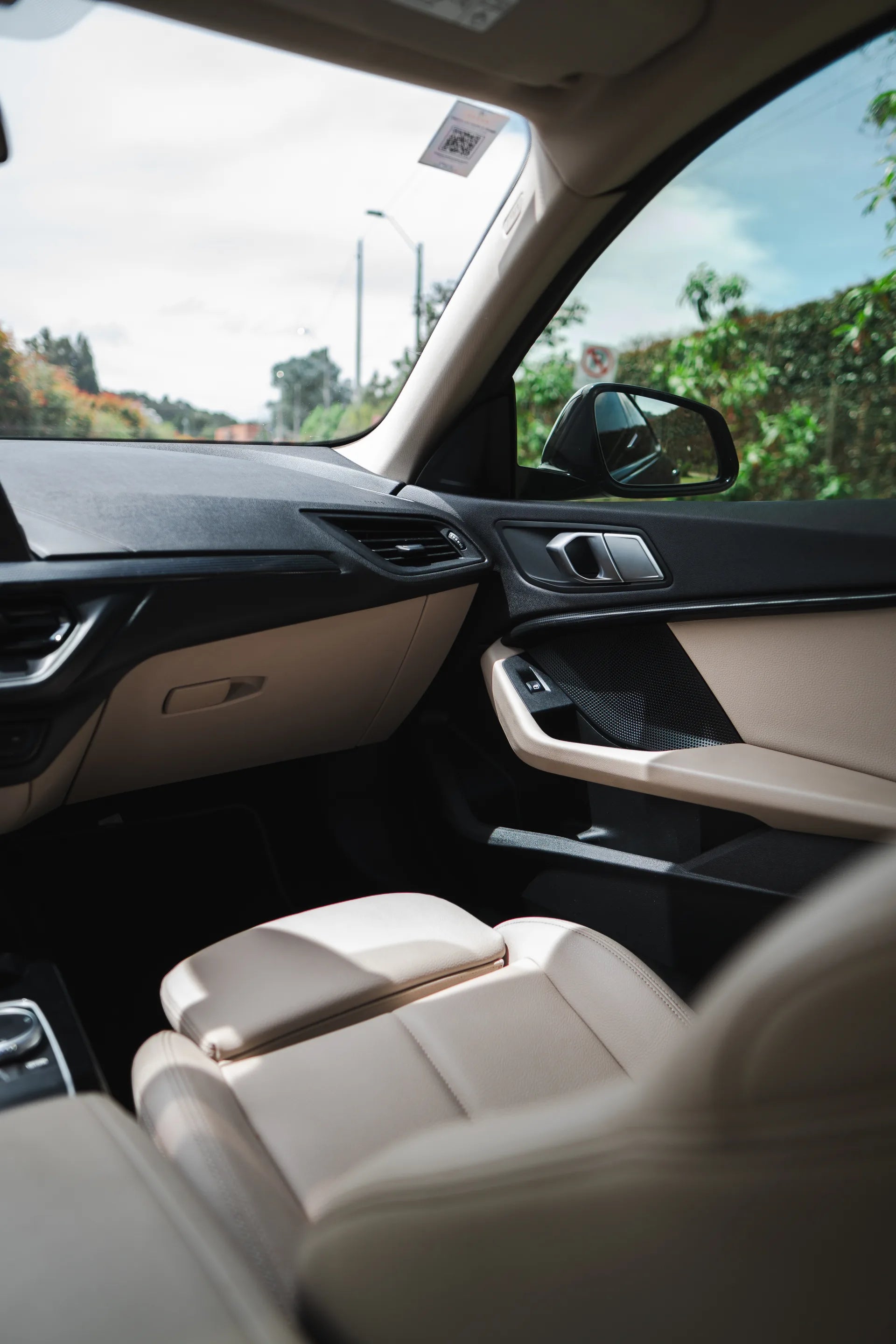 Alquiler de vehículos en Medellín - BMW 220i, detalle interior (2)