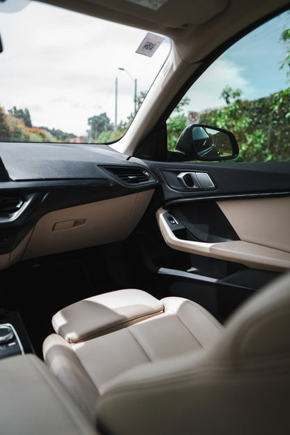 Alquiler de vehículos en Medellín - BMW 220i, detalle interior (2)