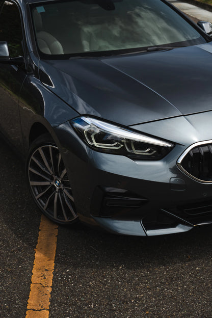 Alquiler de vehículos en Medellín - BMW 220i, faro delantero