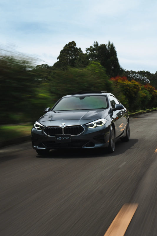 Alquiler de vehículos en Medellín - BMW 220i, vista tres cuartos frontal (2)