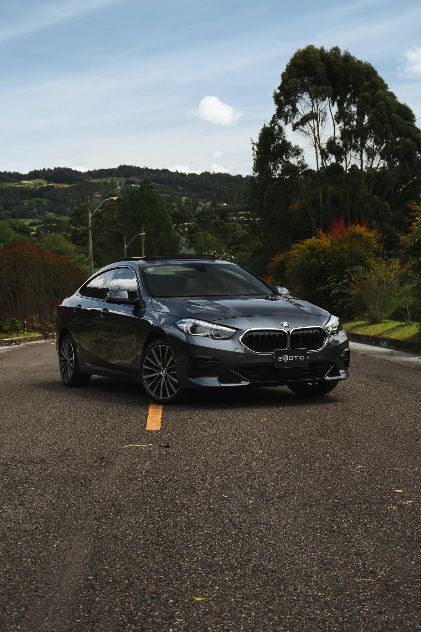 Alquiler de vehículos en Medellín - BMW 220i, vista tres cuartos frontal