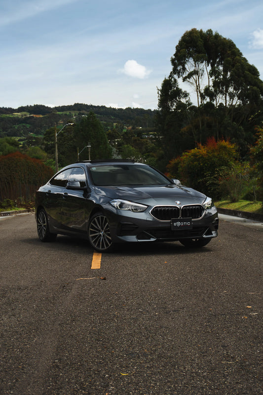Alquiler de vehículos en Medellín - BMW 220i, vista tres cuartos frontal