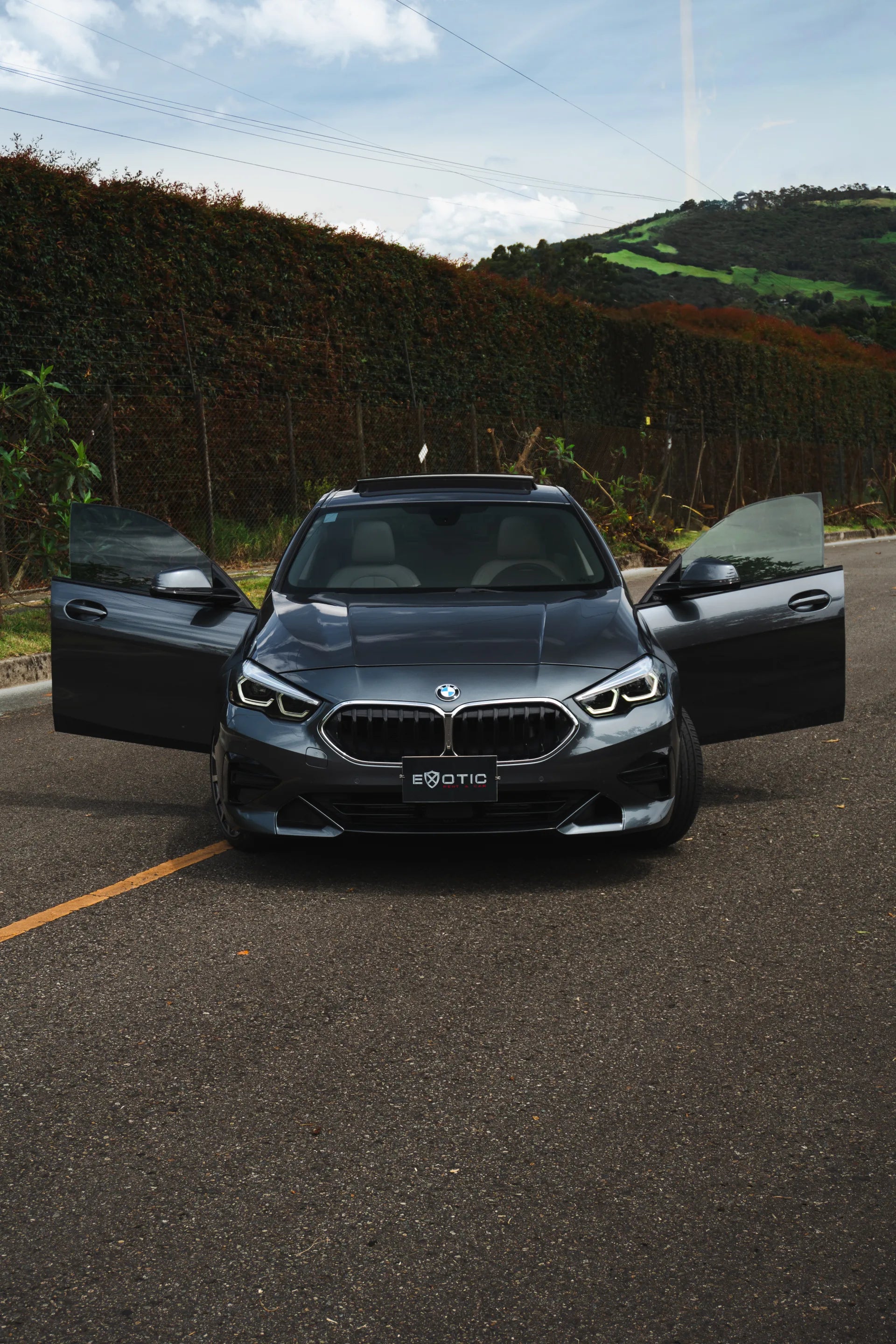 Alquiler de vehículos en Medellín - BMW 220i, vista frontal