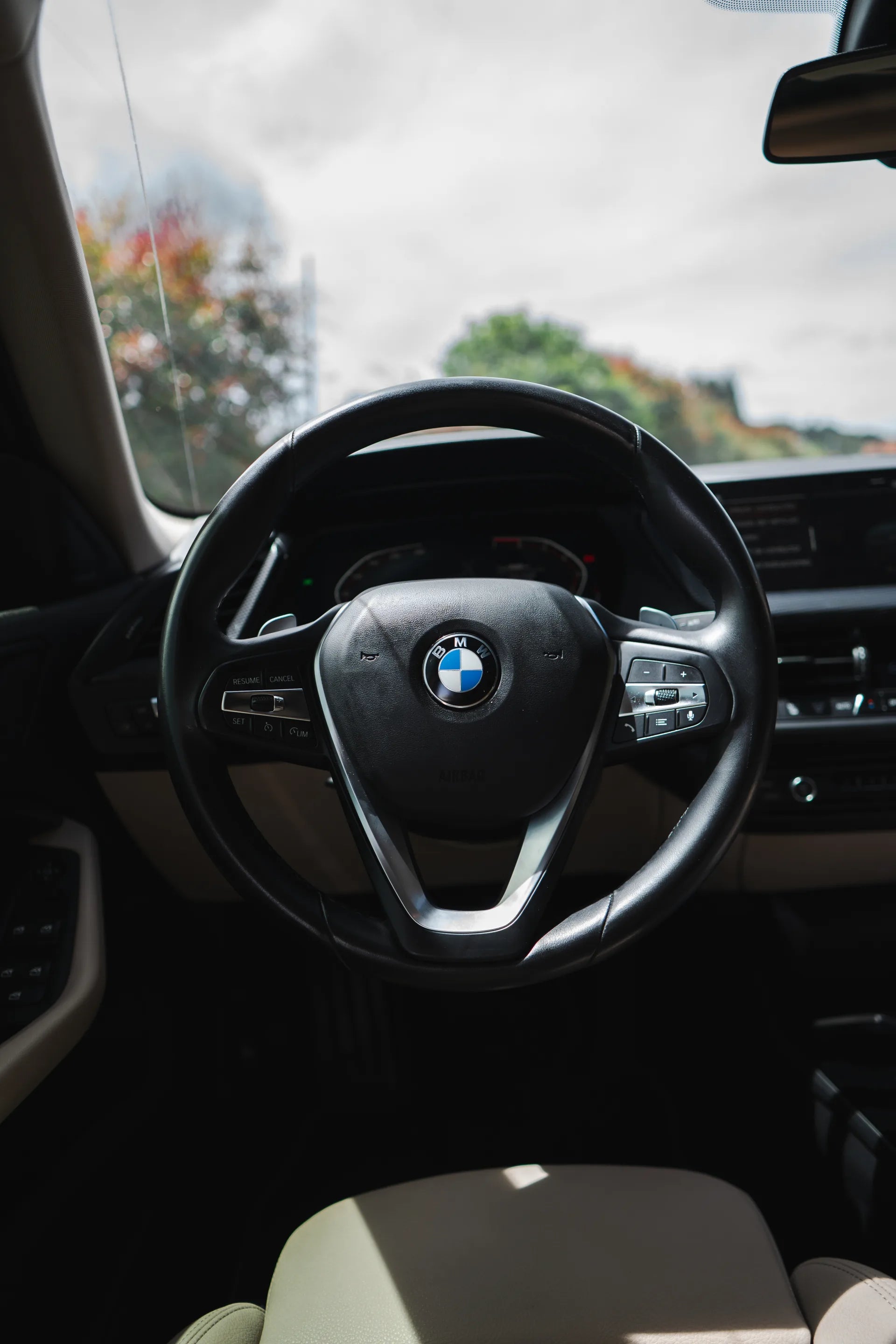 Alquiler de vehículos en Medellín - BMW 220i, volante (2)