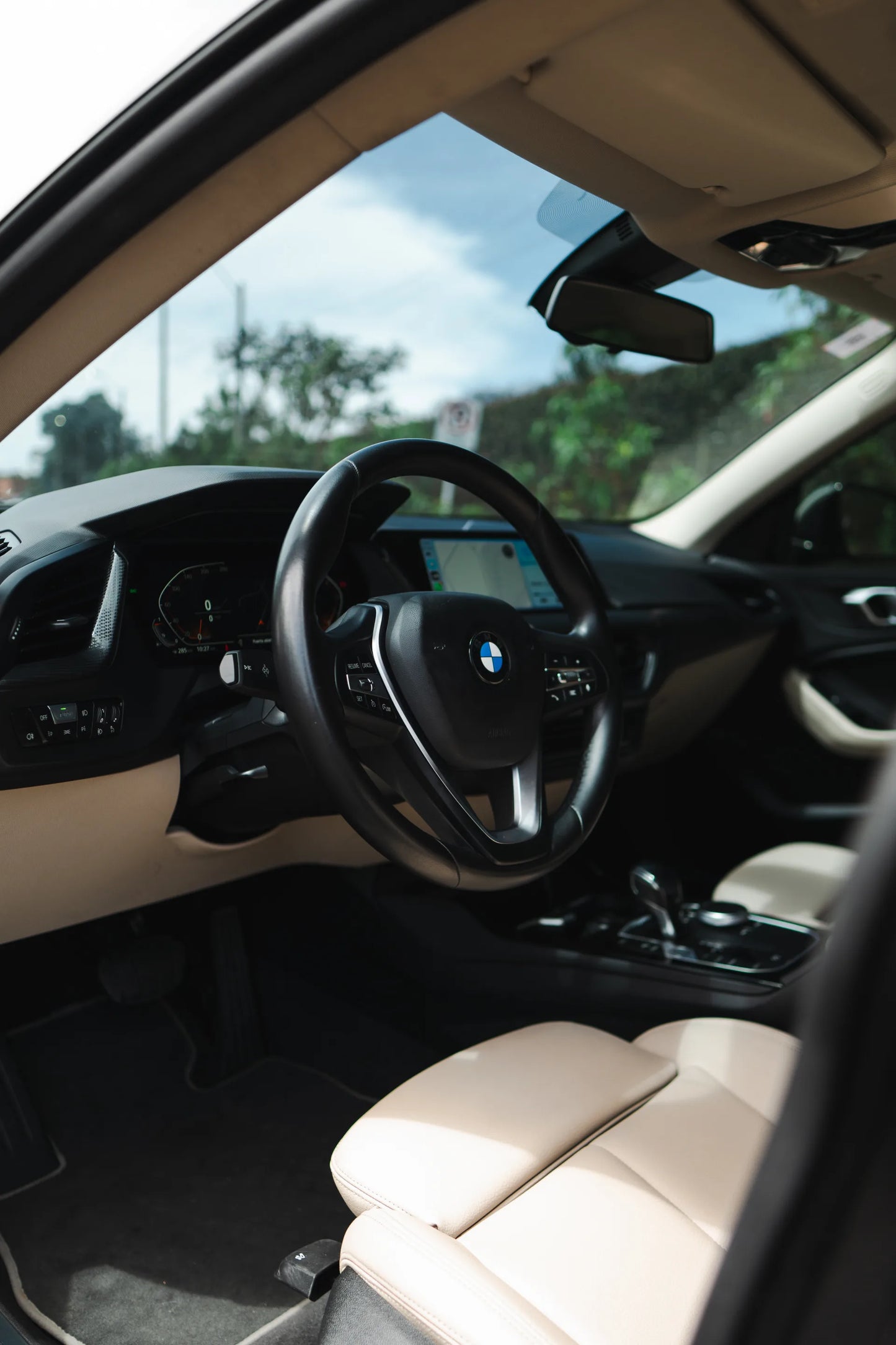 Alquiler de vehículos en Medellín - BMW 220i, volante