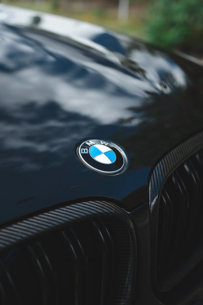 Alquiler de vehículos en Medellín - BMW X3 M40i, emblema BMW en el capó