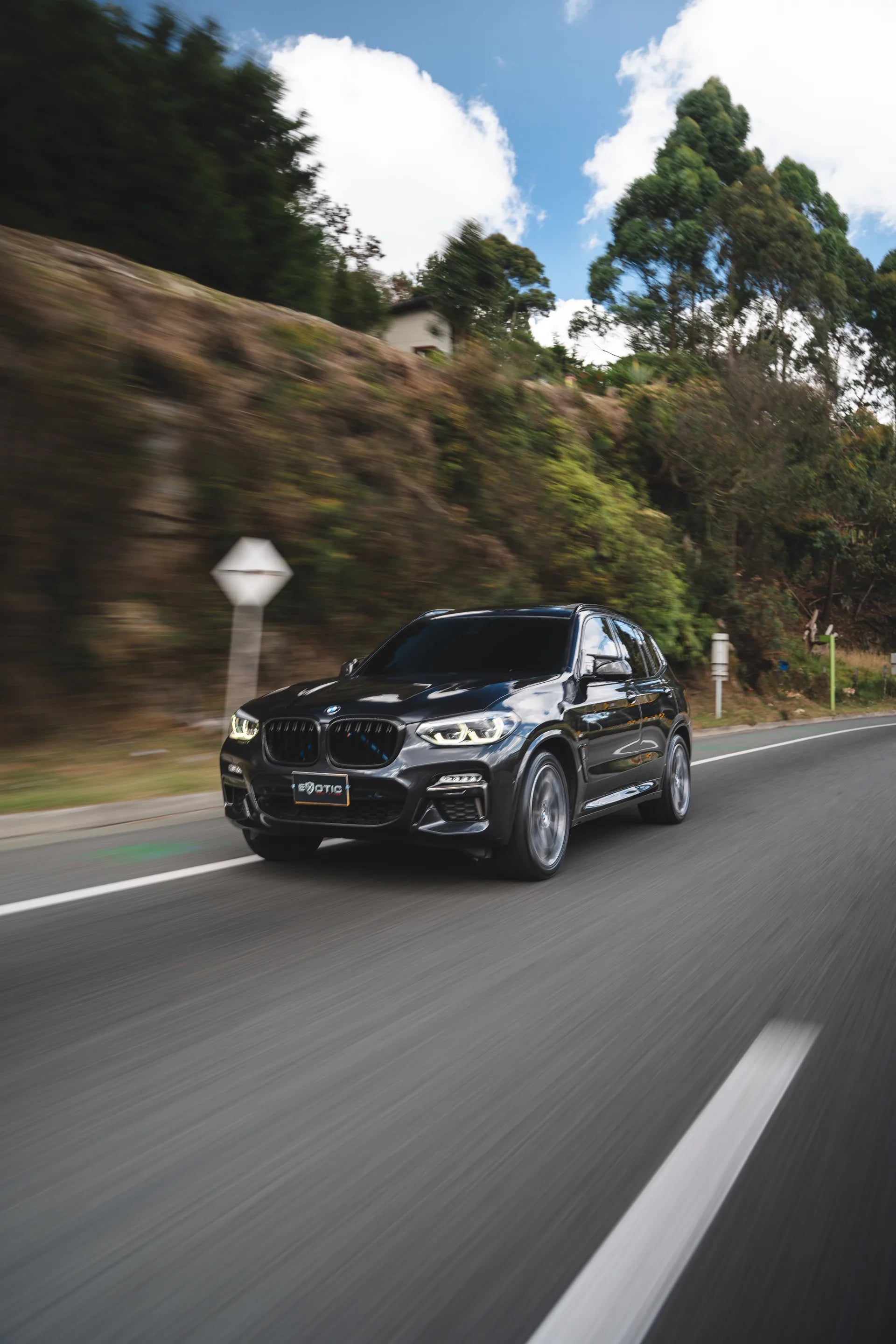 Alquiler de vehículos en Medellín - BMW X3 M40i, en movimiento por carretera