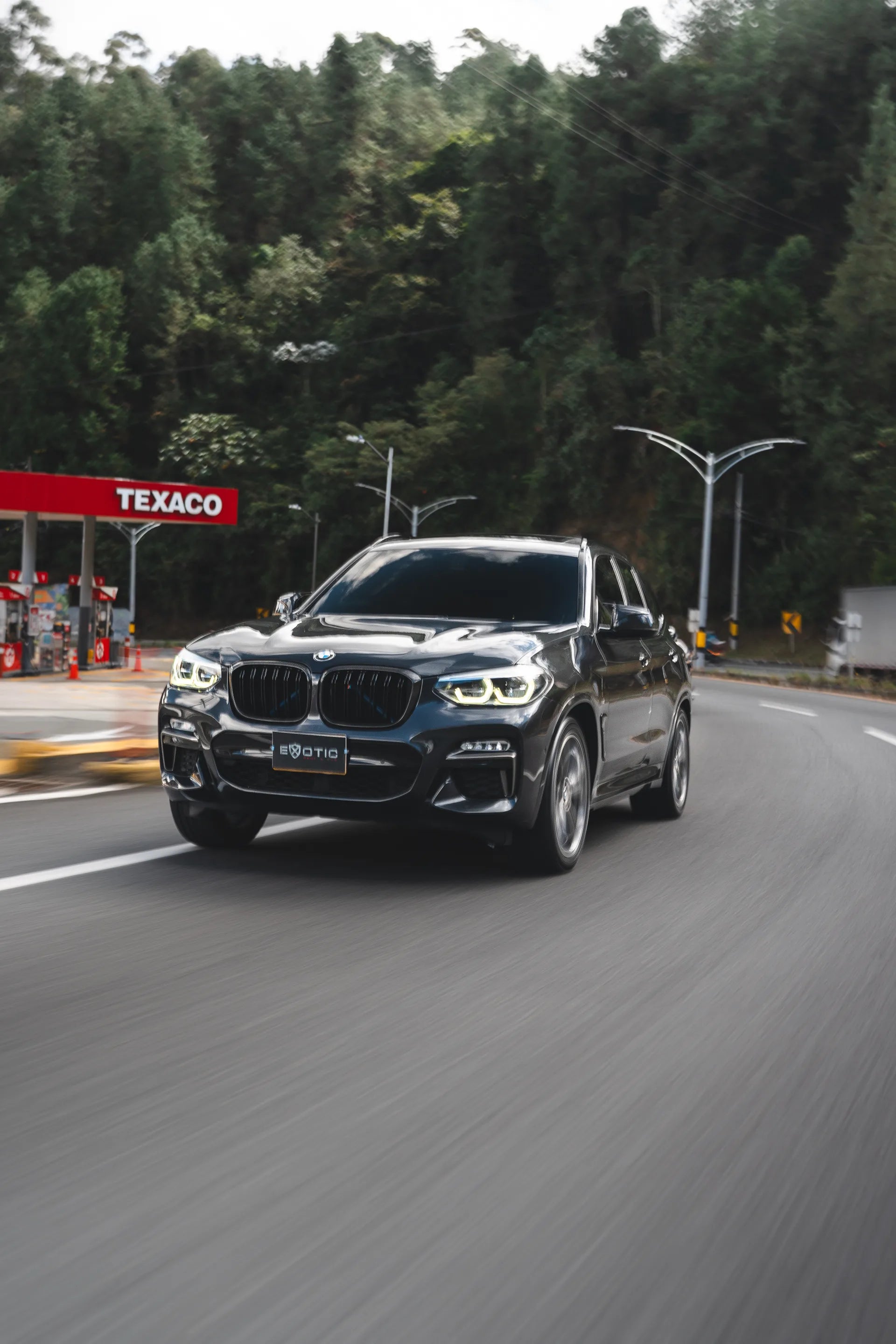 Alquiler de vehículos en Medellín - BMW X3 M40i, en movimiento, vista frontal (2)