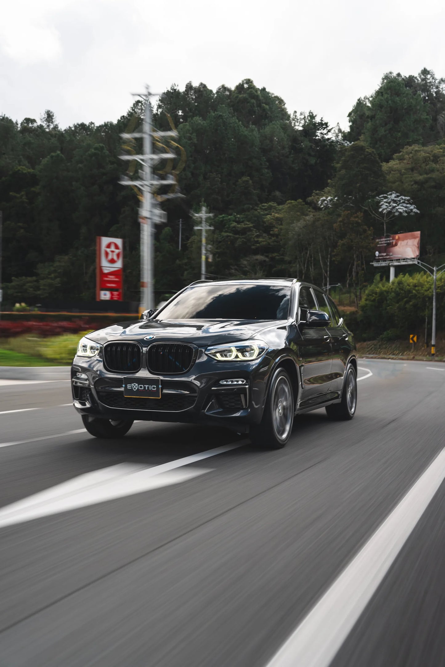 Alquiler de vehículos en Medellín - BMW X3 M40i, en movimiento, vista frontal (3)