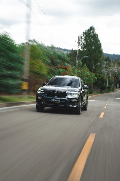 Alquiler de vehículos en Medellín - BMW X3 M40i, en movimiento, vista frontal (4)