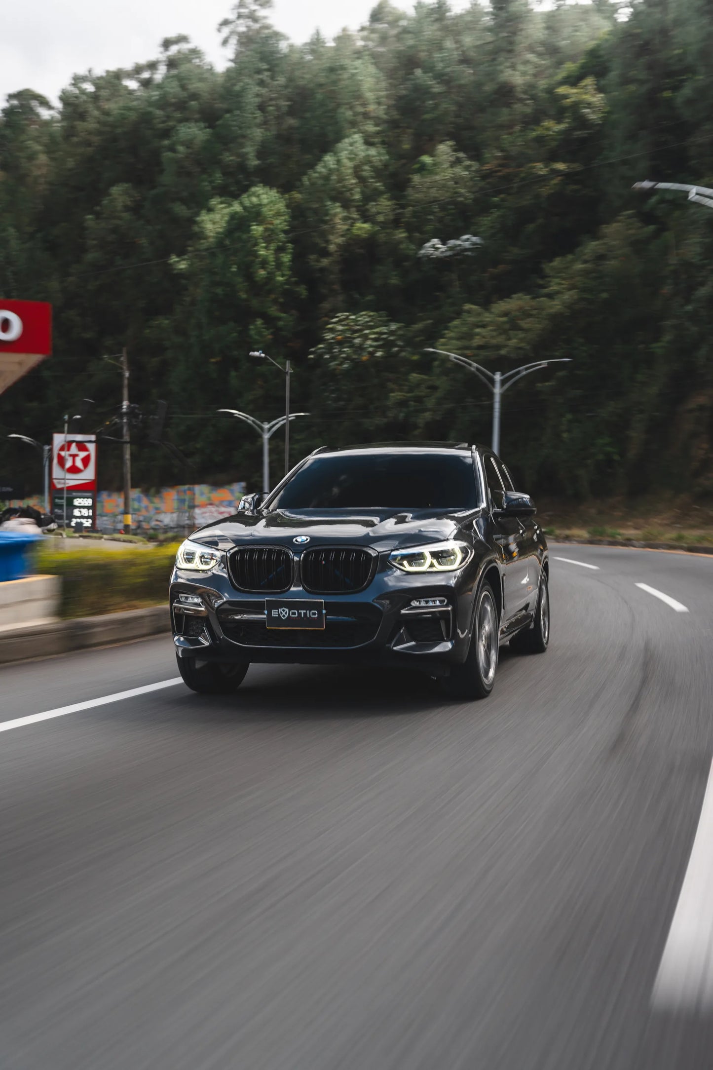 Alquiler de vehículos en Medellín - BMW X3 M40i, en movimiento, vista frontal
